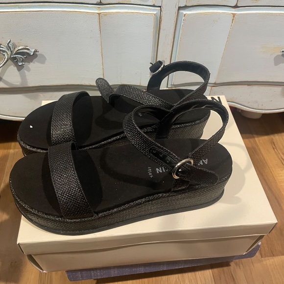 Shoes never worn :) - Picture 1 of 3